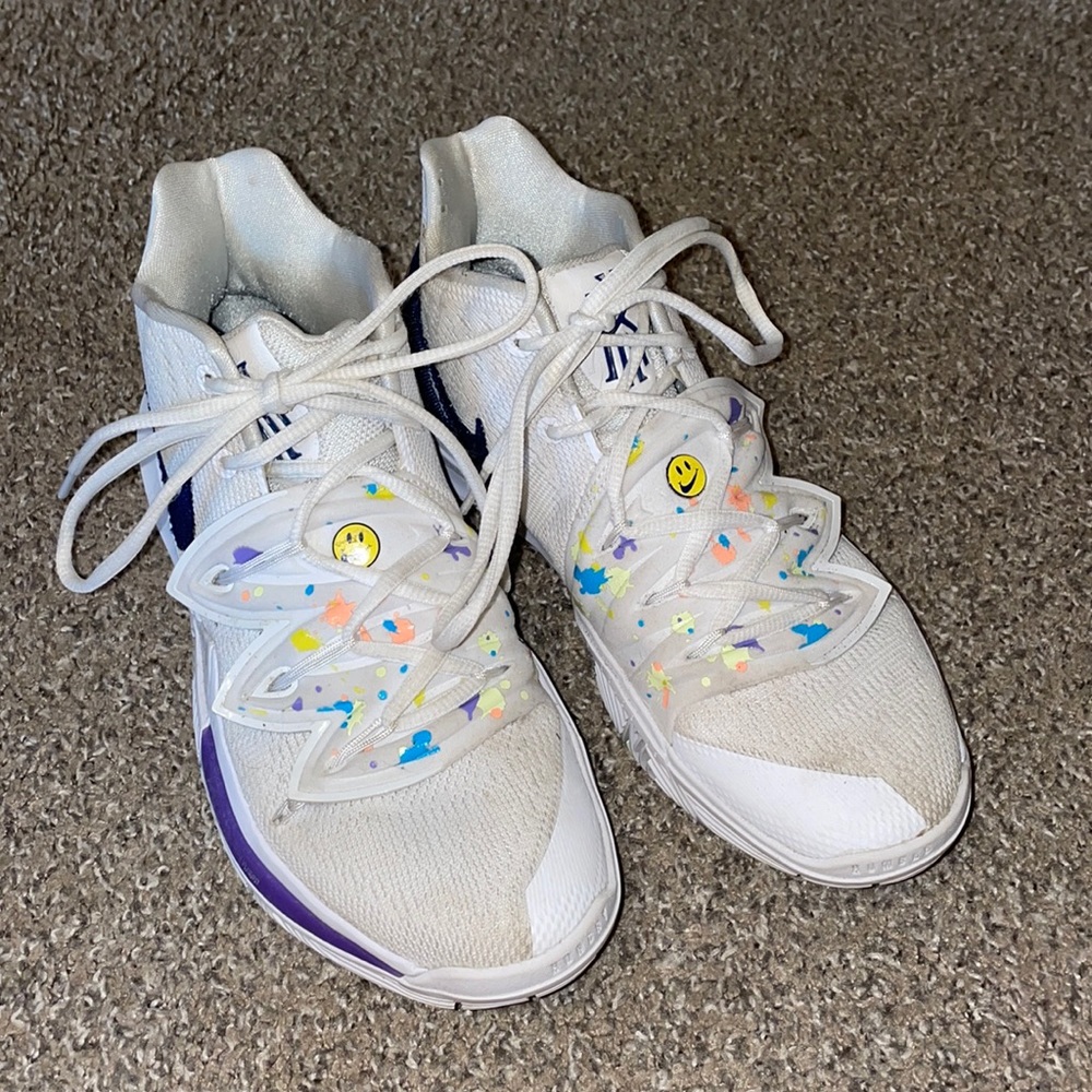 Kyrie 5 Have a Nice Day Basketball Shoes